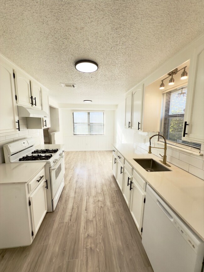 Foto del edificio - 8613 S Independence Ave