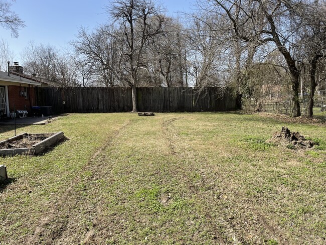 Backyard w/garden beds - 1598 Lisa Dr