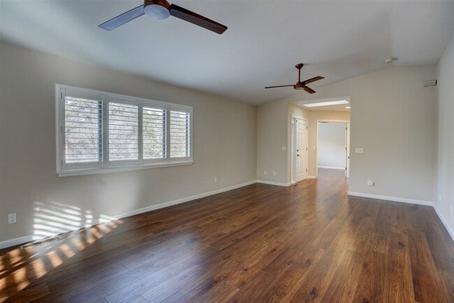 Building Photo - 3 bedroom, 2 bathroom home in Forest Hylands!