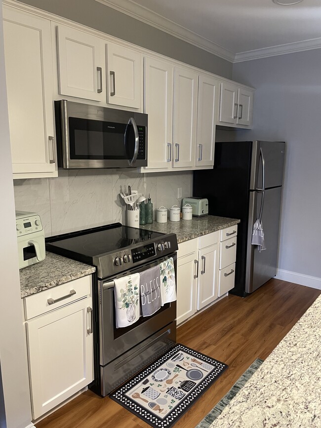 Beautiful Granite Kitchens! - Lake Hayward of Colchester Apartments