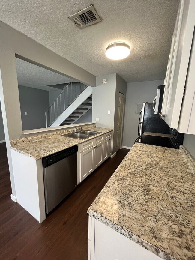 Building Photo - 2 br, 1 bath House - 804 W TIFFANY DR #3