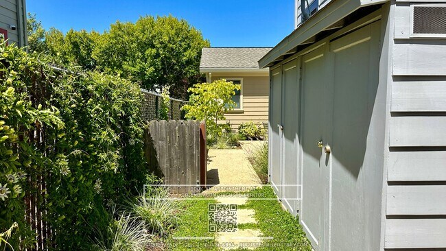 Foto del edificio - Temescal 2BR with Private Yard | Updated U...
