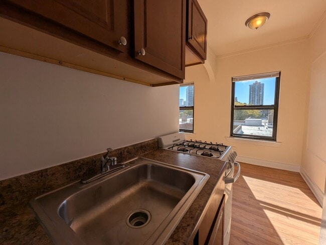 Building Photo - 5417 N Kenmore Ave