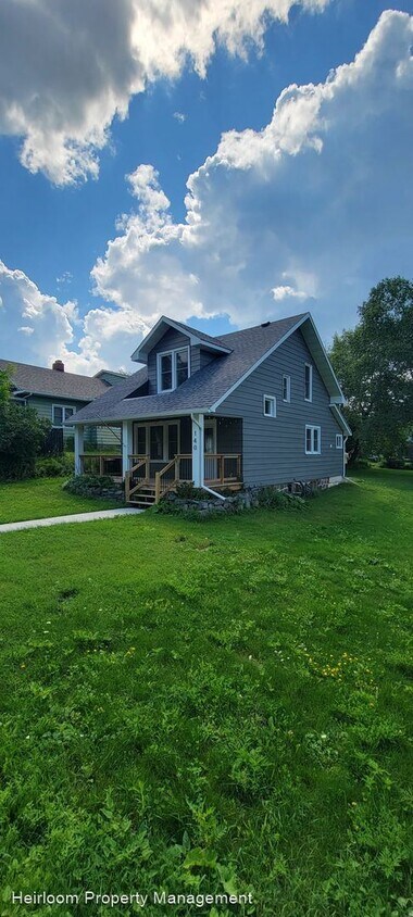 Primary Photo - 3 br, 2 bath House - 140 W Mankato St.