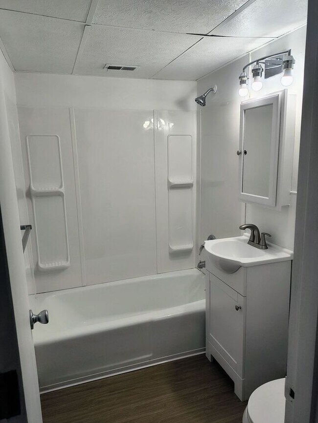 Foto del edificio - Newly Remodeled 1 Bed, 1 Bath Upper Apartm...