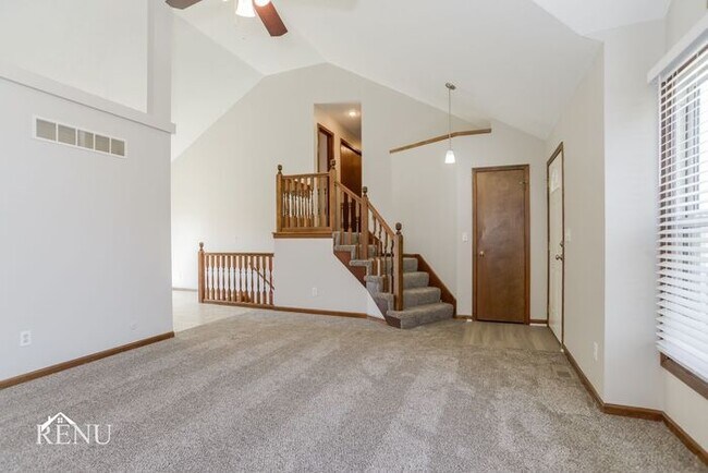 Building Photo - 419 W Sunrise Dr