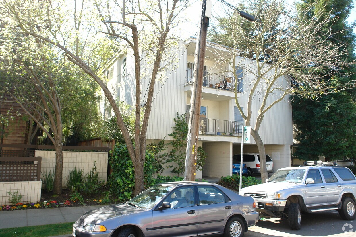 Building Photo - 2030-2032 Delaware St