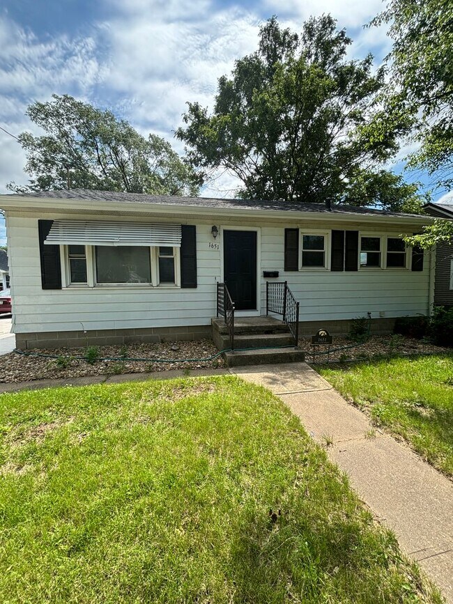 Foto del edificio - 3 bedroom, 1 bath house for rent right by Kittrell Elementary School!