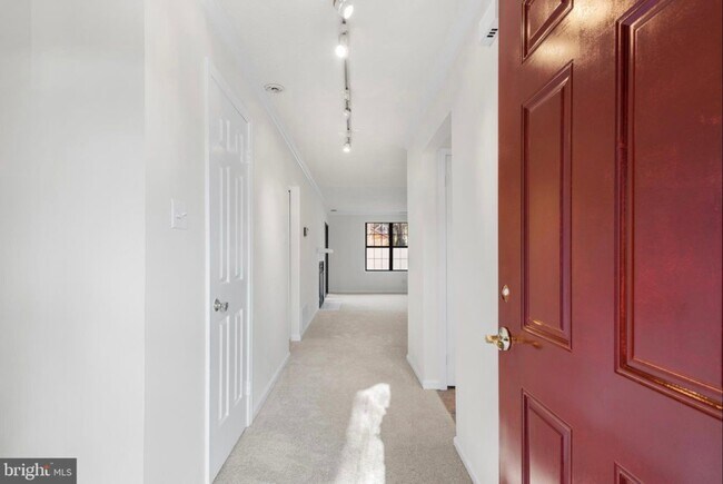 Building Photo - 10 Rittenhouse Ct