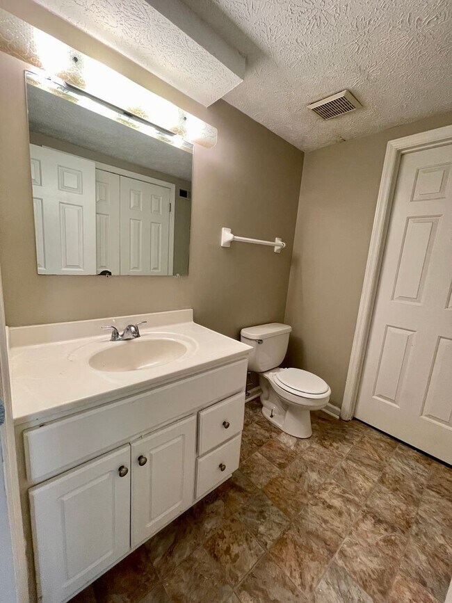 Building Photo - 3 Bedroom Duplex in Tates Creek!