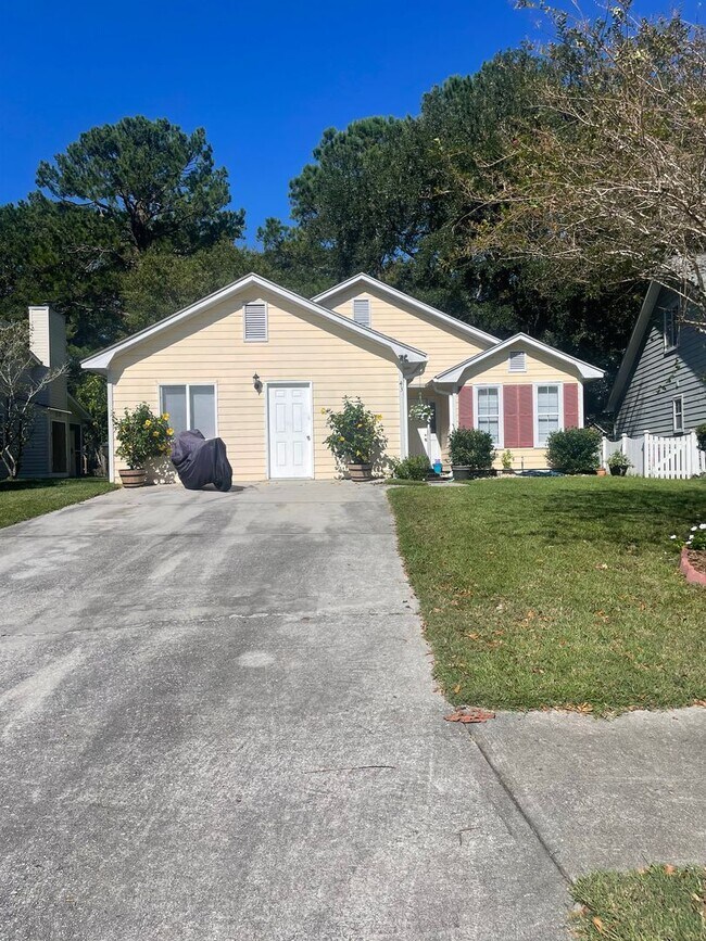 Building Photo - Spacious 4-Bed Shadowmoss Home—Now with $2...