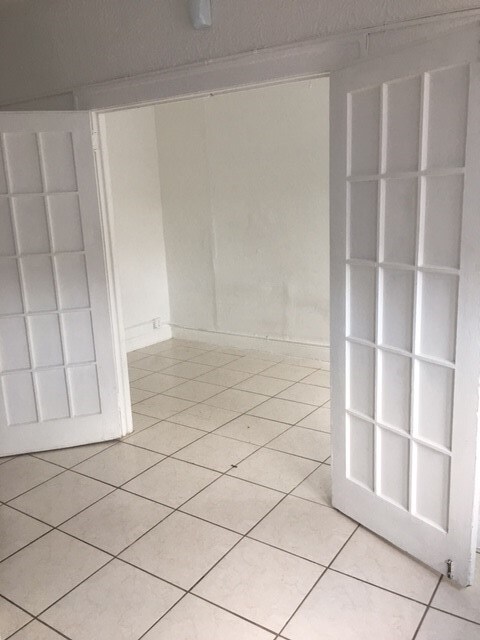 Pisos cerámicos en todo el apartamento - Havana Palms Apartments