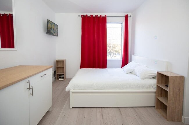 Building Photo - 1711 R. Saint-Denis