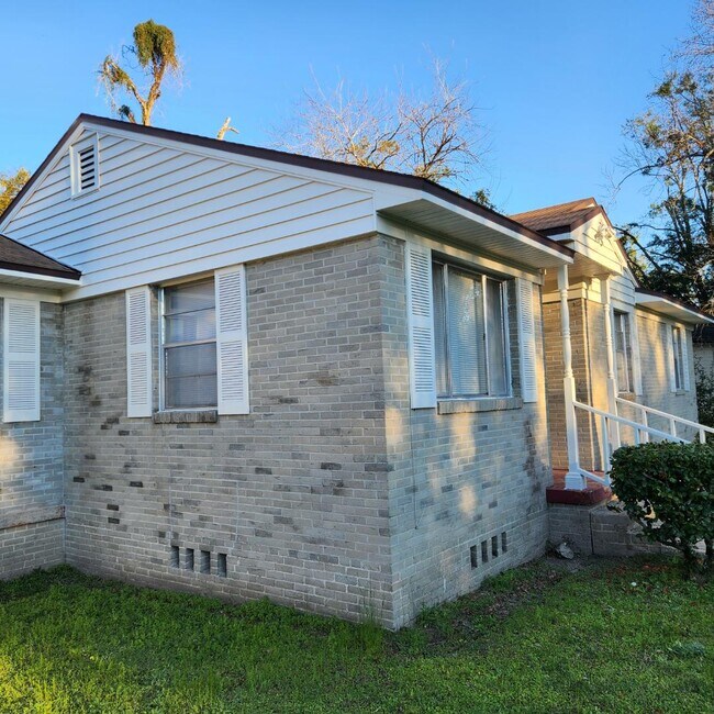 Building Photo - 7927 Reid Ave