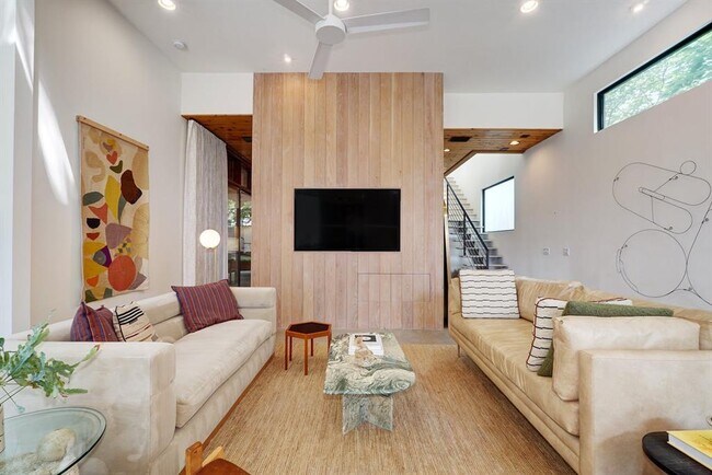 Foto del edificio - 2412 E 9th St