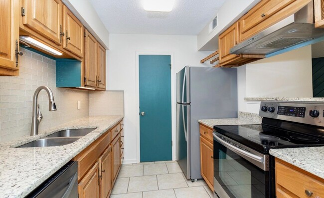 Foto del edificio - Beautiful Townhome Near LSU for Rent