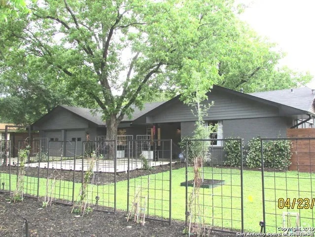 Building Photo - 207 E Castle Ln