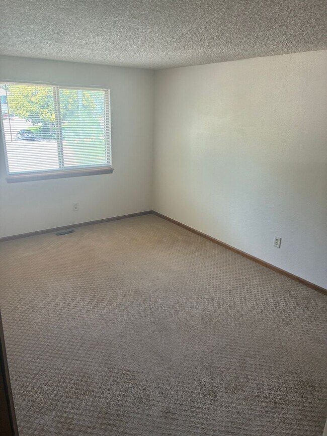 Building Photo - Beautiful 3-Bedroom, 3-Bath Home With Grea...