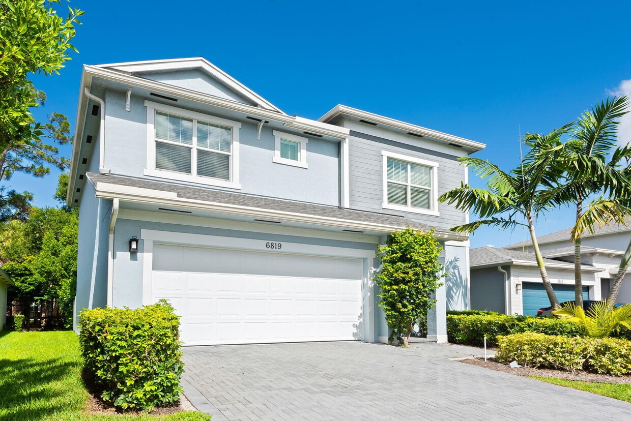 Foto principal - 6819 Pointe of Woods Dr