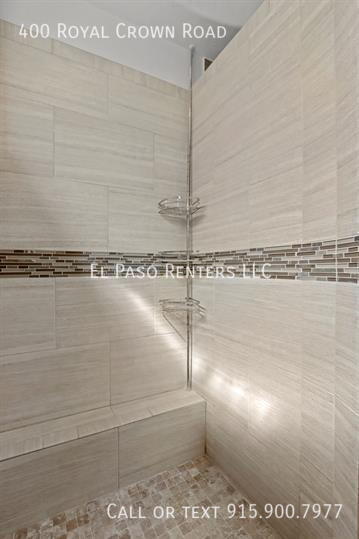Foto del edificio - 400 Royal Crown Rd