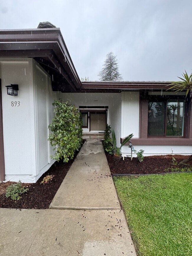 Building Photo - Renovated Home with Modern Comfort and Spa...