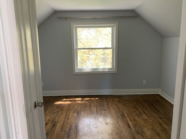 Building Photo - 513 Bond St E