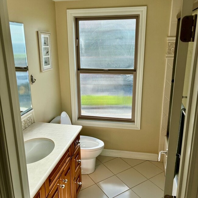 Building Photo - #110:WHITE HOUSE - UNOFFICIAL (JEFF GINSBURG ROOMMATES)