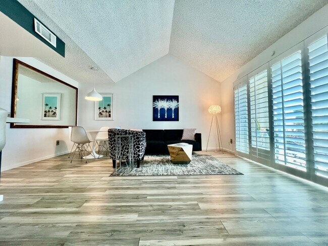 Building Photo - AVAILABLE NOW! 1 Bedroom 1 Bathroom UPPER ...