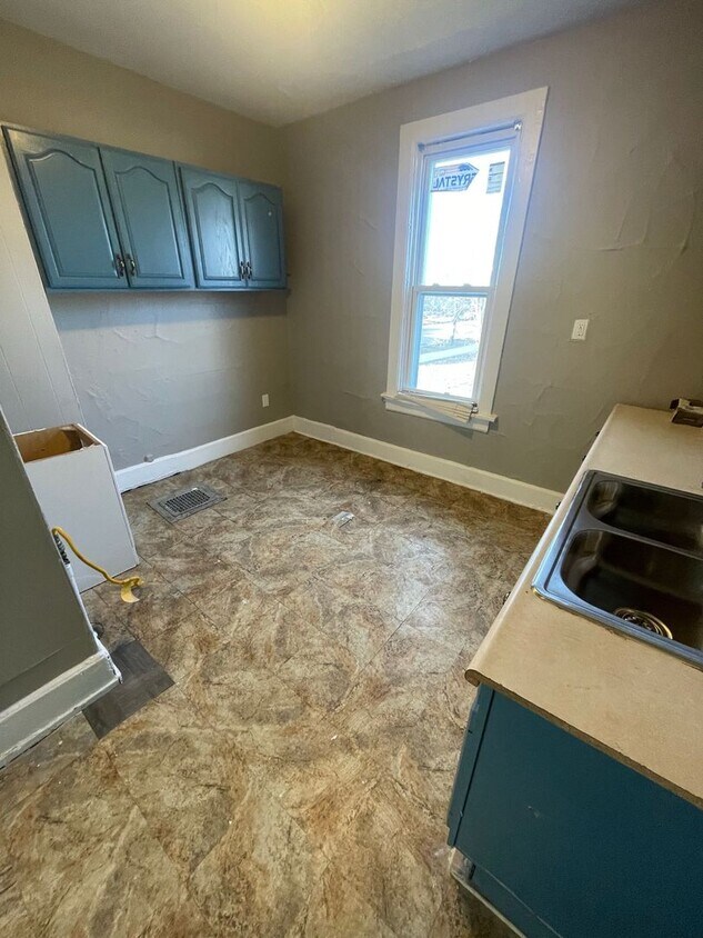 Foto del edificio - 2 Bedroom single Family with Brand New Carpet