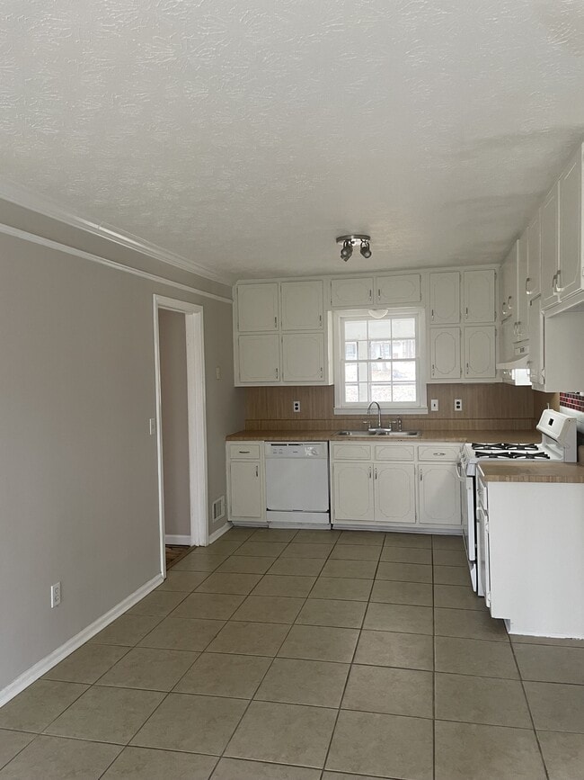 Building Photo - 540 Meadowbrook Dr