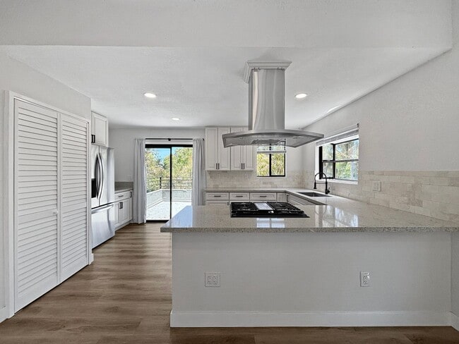 Building Photo - Charming & Spacious 2BD/2.5BA House in Nor...