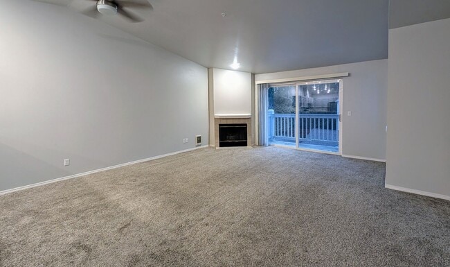 Building Photo - Spacious 2 Bedroom Condo - Across from Silver Lake
