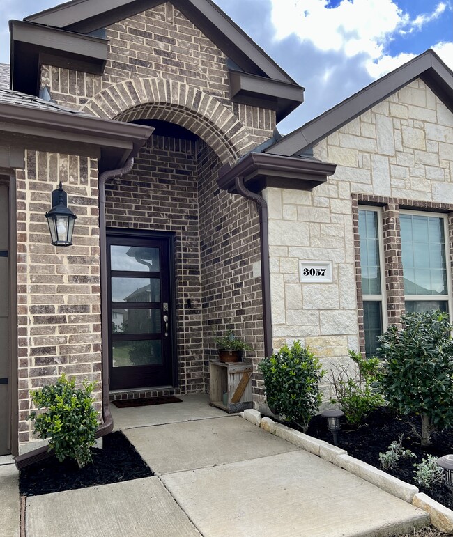 Building Photo - 3057 Maverick Dr