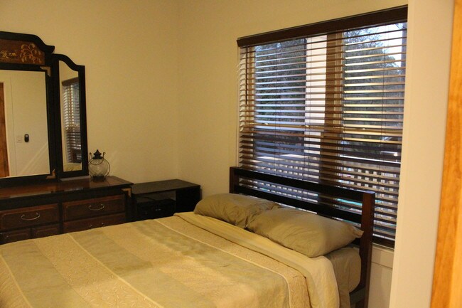Full bedroom downstairs - 999 Grant Terrace SE