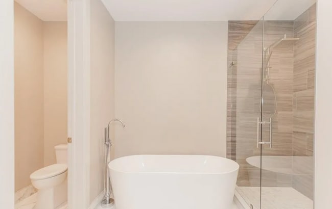 Building Photo - 1 bedroom condo, located steps from all of...