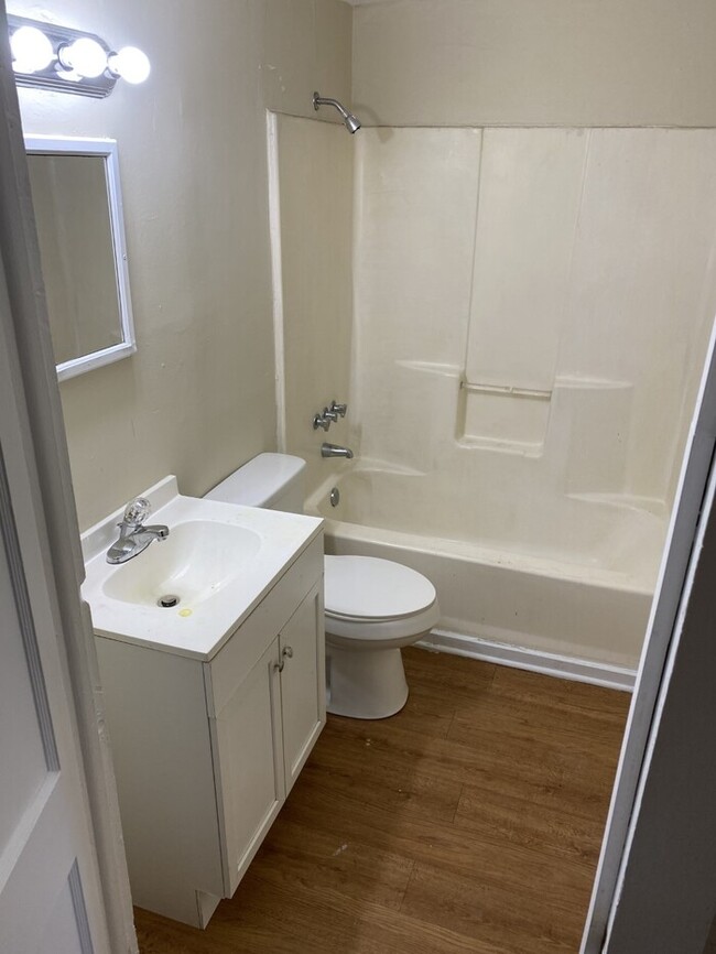 Building Photo - Duplex 2 bd 1 ba