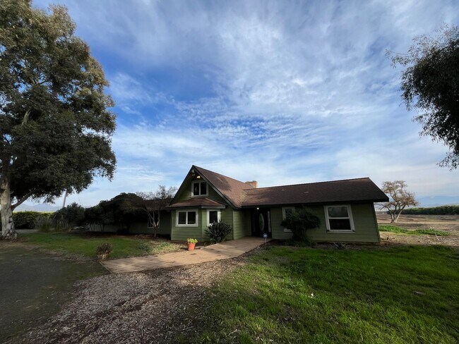 Foto del edificio - PRIVATE SHOWING ONLY! Country home availab...