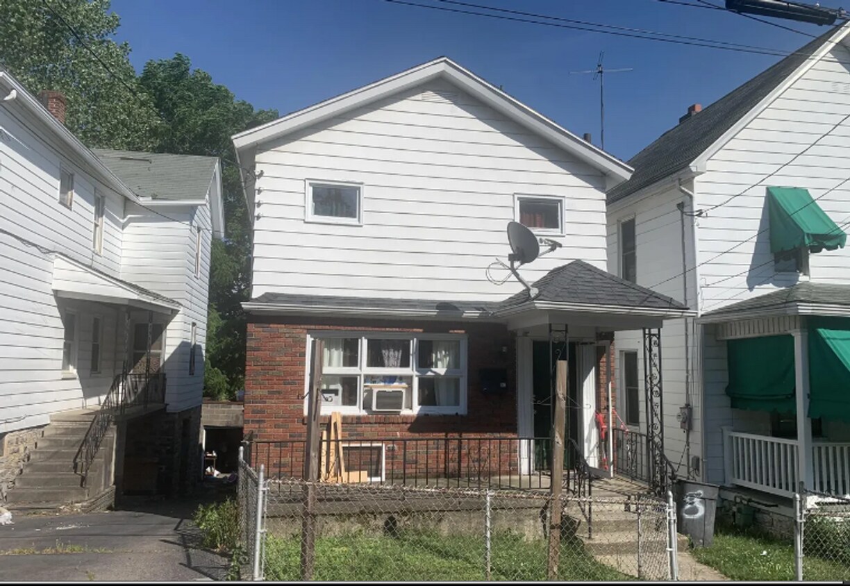 Foto principal - Large 2 Bed/1 Bath Single Family Home - $1...