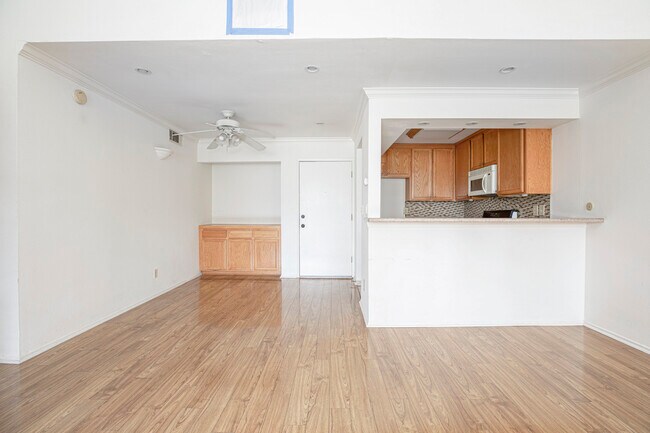 Foto del edificio - 5325 Newcastle Ave