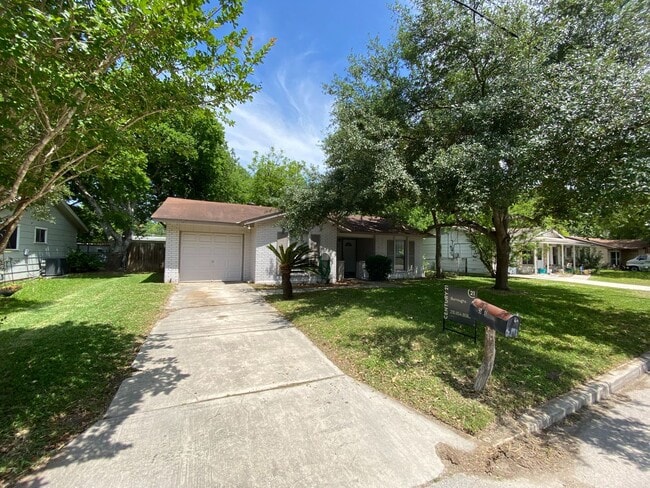 Building Photo - CUTE 3 BR IN UNIVERSAL CITY W/ EASY ACCESS...