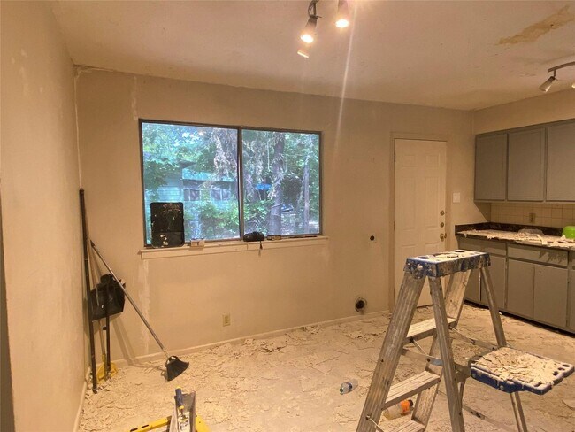Building Photo - 1412 Oakwood Dr