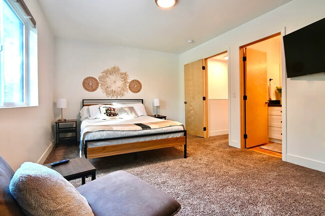 Building Photo - 829 S Main St