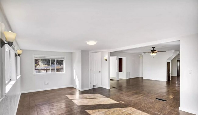 Foto del edificio - Charming 3-Bedroom Home in Mound House wit...