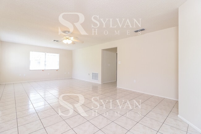 Foto del edificio - Enjoy one-level living at its best