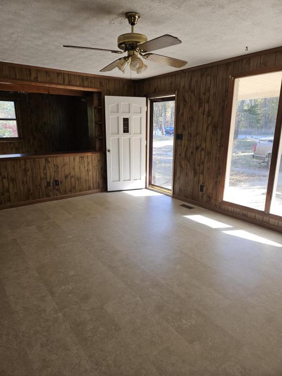 Building Photo - 1026 S Bear Creek Rd