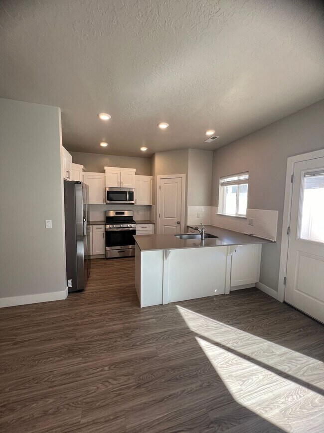 Foto del edificio - 3 Bed/2 Bath Townhome Available Soon!!