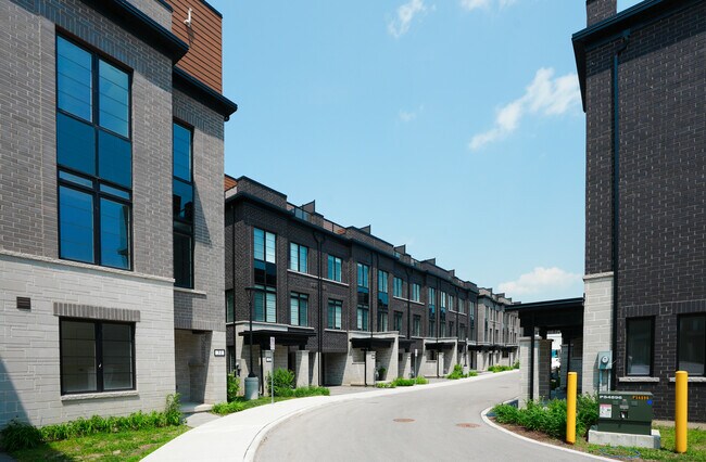 Photo du bâtiment - 3BR Townhome with Private Rooftop Terrace ...