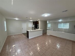 Building Photo - 640 SW 28th Dr