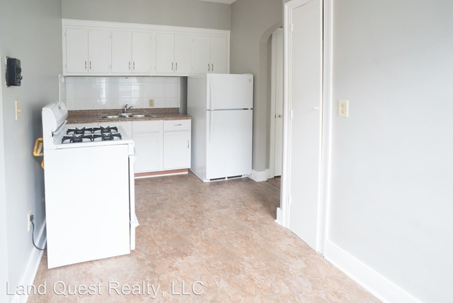 Building Photo - 1 br, 1 bath Apartment - 939 College Ave.