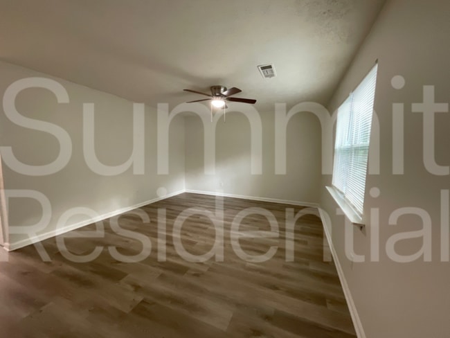 Building Photo - 5950 Stonewall Dr
